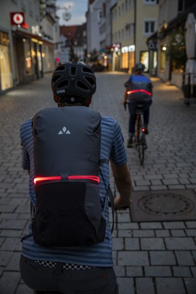 Entwickelt speziell für die dunkle Jahreszeit:
Das OSRAM Light Me Up-Kit sorgt dank roter LED für mehr Sichtbarkeit im Straßenverkehr oder auf der abendlichen Pistentour.