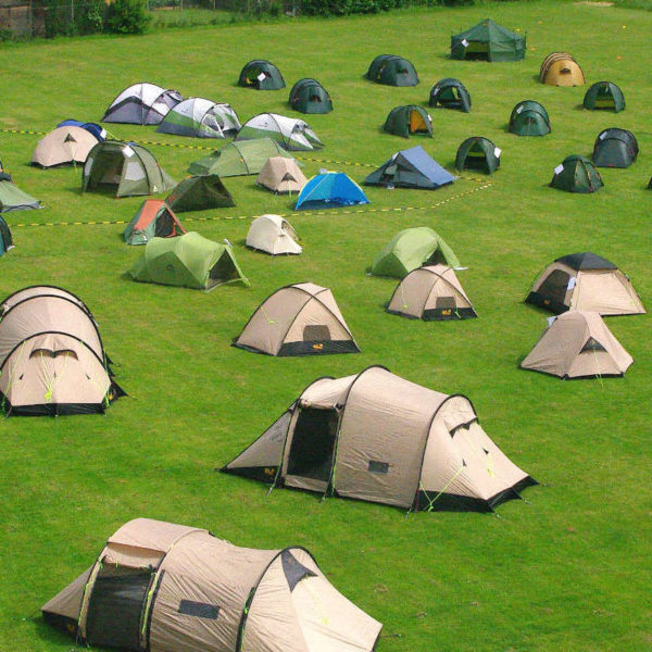 Besuch uns auf unserem Digitalen Zeltfestival und schau dir eine Auswahl von Zelten an, die du bei uns finden kannst.