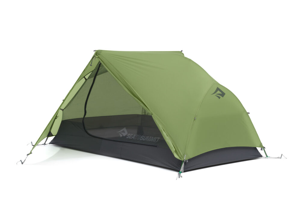 Mit erstklassigem Platzangebot, Ventilationsmöglichkeiten und mehreren Aufbaumodi wurde das voll ausgestattete Zweipersonen-Zelt Telos TR2 für das ultimative Drei-Jahreszeiten Camping-Erlebnis entwickelt.