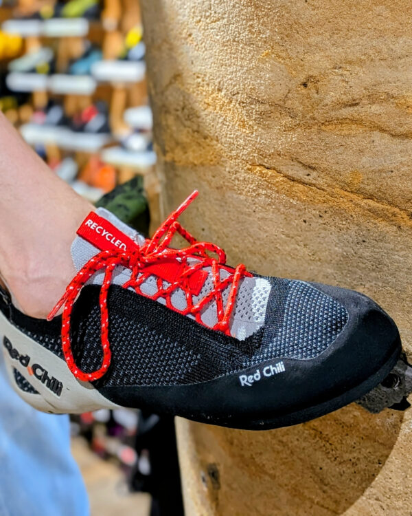 Informiere dich hier über den aktuellen Kletterschuh des Monats und alle Details zum Modell.